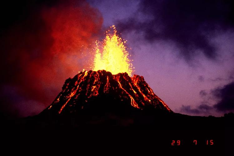 美国夏威夷冒纳罗亚火山开始喷发，火山喷发的原因是什么呢？