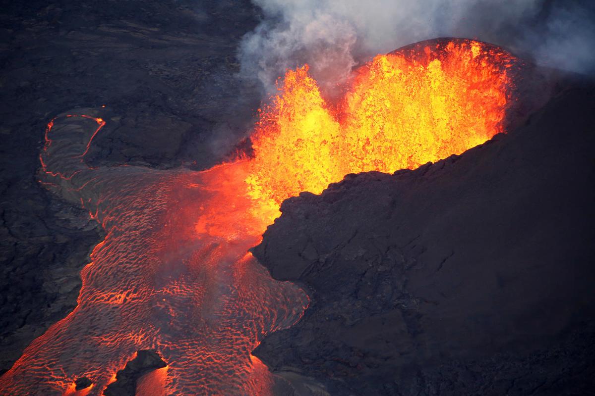 美国夏威夷冒纳罗亚火山开始喷发，火山喷发来的到底是什么？